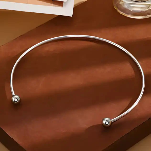 Gargantilla elegante con doble bola lisa